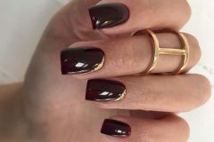 Темно-бордові нігті квадратної форми