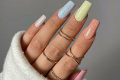 Різнокольорові нігті на Новий 2024 рік