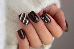 Чорні новорічні нігті у стилі цукерки