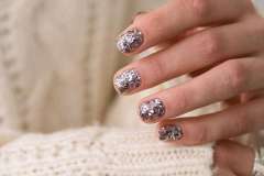 Трендовий новорічний дизайн на короткі нігті для дівчат