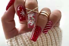Червоні нігті з новорічним декором