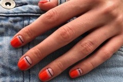 Красный дизайн на пол ногтя для осени 2022