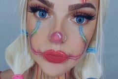 Легкий макіяж на Хелловін для образу клоуна