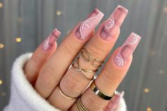 Нюдові нігті з геометричним дизайном на Новий рік