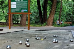 Майданчик для гри у боулз у Голосіївському парку ім. М. Рильського міста Київ