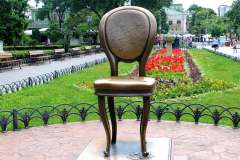 Пам'ятник Ільфу та Петрову, або «Дванадцятий стілець»