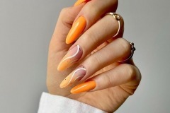 Яскравий манікюр на літо – помаранчеві нігті з омбре та абстракцією