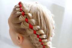 Причёска с плетением французской косы с красными лентами