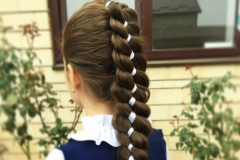 Модная французская коса с белой лентой для девочек