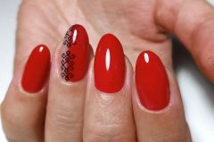 Яскравий червоний дизайн нігтів з вишиванкою