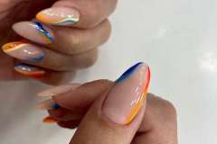 Дизайн ногтей с абстрактными яркими  линиями для девушек