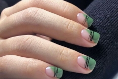 Яркий дизайн ногтей с абстрактными  линиями в трендовом зелёном цвете