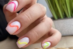 Яркий дизайн ногтей с абстрактными  линиями для женщин