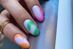 Яркий дизайн ногтей с абстрактными  линиями для девочек