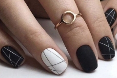 Дизайн ногтей с четкими линиями на коротких ногтях с квадратной формой