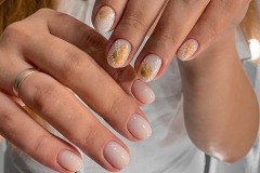 Трендовый флористический дизайн на ногтях для девушек