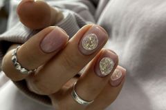 Об'ємний дизайн на короткі нігті для дівчат