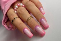 Рожевий градієнт на нігтях