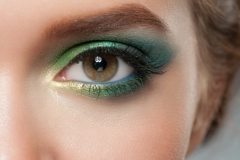 Тредовый вечерний макияж с акцентом на глаза в зеленом цвете