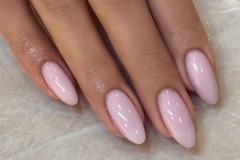 Весняні нігті у відтінку baby pink