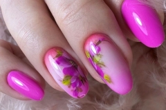 Рожевий дізайн нігтів омбре з квітками для жінок