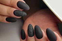 Матовый дизайн ногтей в чёрном цвете для женщин