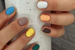 Разноцветный матовый дизайн для коротких ногтей