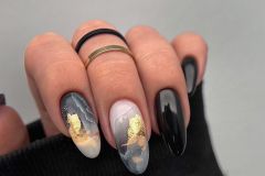 Чорний мармуровий дизайн нігтів