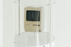 Експонати у музеї легендарної техніки Apple в Україні