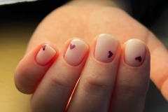 Дизайн нігтів мінімалізм з ноткою романтики на 14 лютого 2023