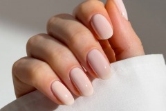 Нейтральний манікюр у стилі clean girl