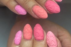 Рожевий об’ємний дизайн нігтів на 14 лютого