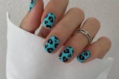 Блакитні нігті з тваринним принтом на осінь