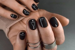 Геометричні малюнки на нігтях чорного кольору