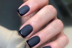 Осінній чорний френч на квадраттні нігті