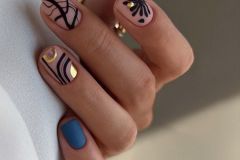Стильні матові нігті з мінімалістичним дизайном