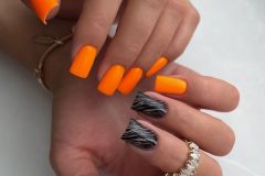 Осінній манікюр у помаранчевому кольорі з принтом на квадратні нігті