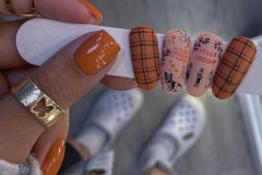 Глянцові помаранчеві нігті на осінь