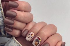 Матові коричневі нігтті на осінь з дизайном