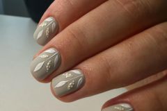 Сірий дизайн нігтів на осінь 2023
