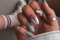 Красивий сірий дизайн нігтів
