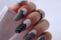 Трендовий дизайн нігттів на осінь на довгі нігті у сірому кольорі