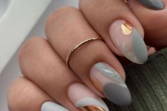 Сірий матовий дизайн нігтів на осінь