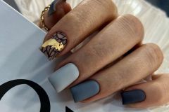 Сірий дизайн нігтів с фольгою на осінь