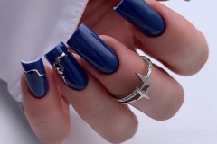 Темно-синій манікюр на нігтях квадратної форми