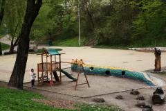 Дитячий майданчик у парку Нивки