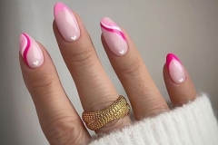 Рожевий дизайн на круглі нігті з абстракцією на 14 лютого 2023