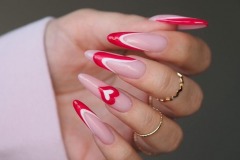 Рожевий дизайн нігтів з абстракцією на 14 лютого 2023