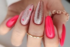 Рожевий дизайн нігтів з абстракцією для жінок на День всіх закоханих  2023