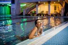 Жінка відпочиває у асейні спа комплексу готелю «Royal Grand Hotel» у Трускавці